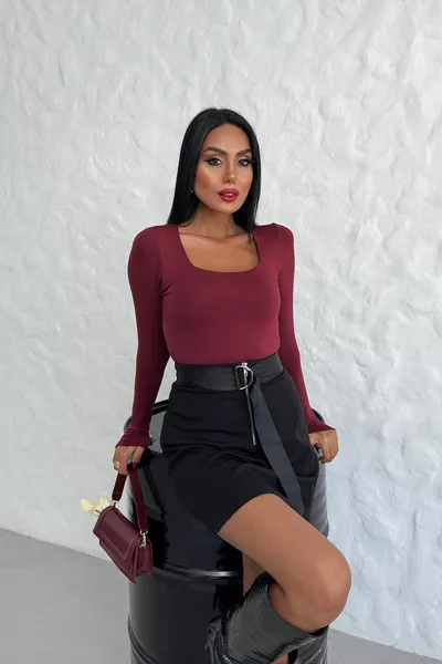 Женская блузка из вискозы с квадратным вырезом и прямым бордовым рукавом
