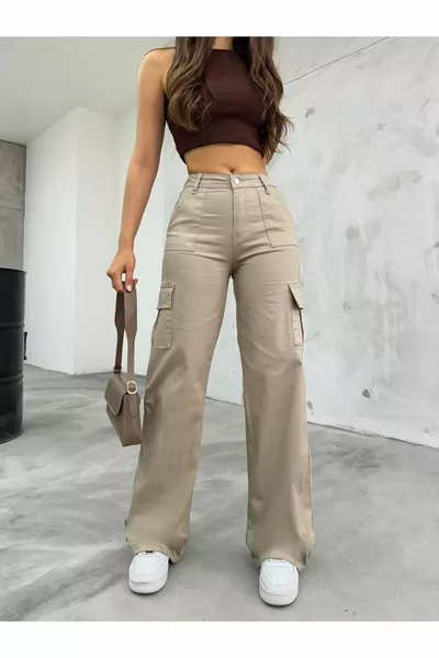 Lycra-Hose mit weitem Bein und hoher Taille und beigen Cargotaschen