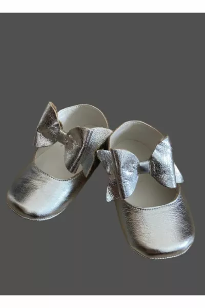 Silberfarbene Schuhe für den ersten Schritt