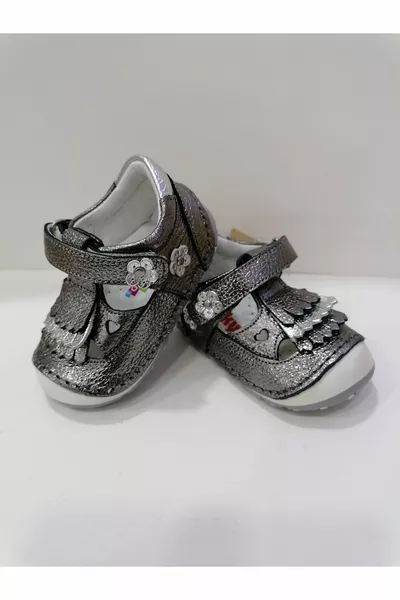 ORTHOPÄDISCHE SCHUHE FÜR MÄDCHEN AUS ECHTEM LEDER.