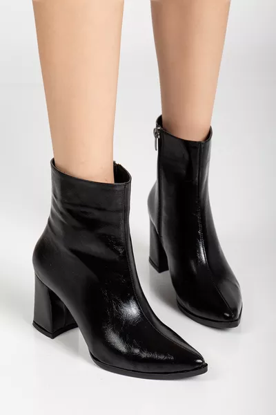 حذاء نسائي أسود بكعب عالٍ وسحّاب جانبي قصير