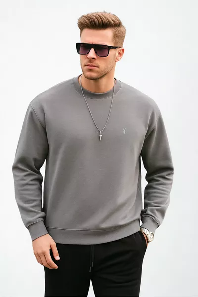 سويت شيرت رجالي رمادي اللون بقصة عادية وياقة دائرية