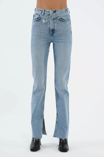 بنطال جينز أزرق فاتح بقصة ضيقة مستقيمة مع شق عند الساق وحزام متقاطع C 