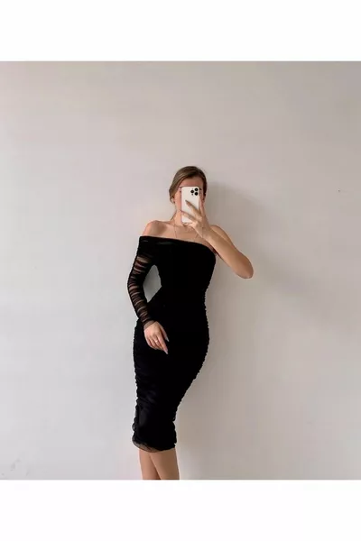 - فستان أسود من كتف واحد مع درابيه تول