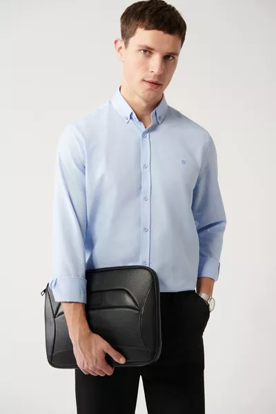 قميص أكسفورد رجالي أزرق فاتح بياقة بأزرار سهل الكوي مصنوع من القطن 