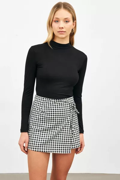 بلوزة نسائية سوداء بياقة مدورة