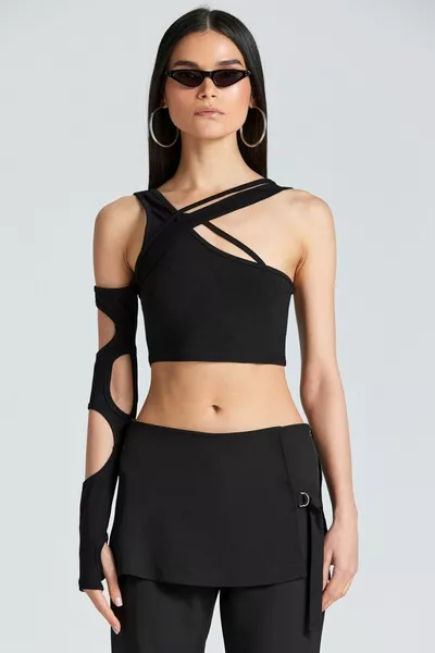 بلوزة  بحمالة واحدة وياقة عميقة وحبال