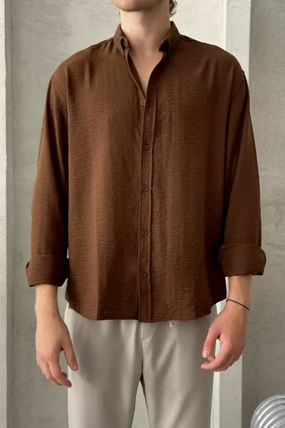 قميص رجالي بتصميم فضفاض ومظهر كتان