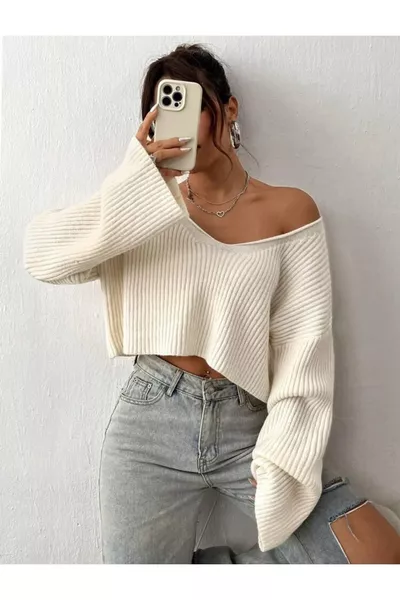 WOMEN'S OVERSIZED V-NECK KNIT CROP SWEATER