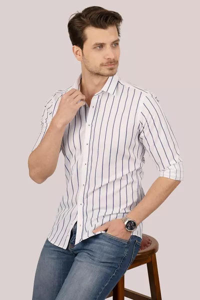 قميص رجالي ضيق مخطط بالأبيض والأزرق الداكن