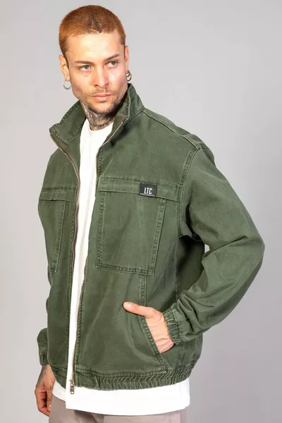 سترة بومبر رجالية من الجينز بحجم كبير ولون زيتي مع سحّاب وغسل مصمم