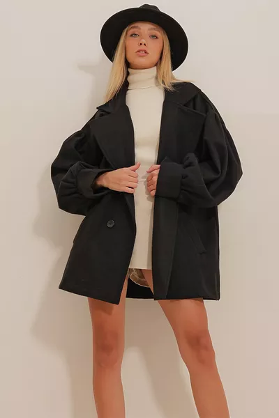 معطف صوف نسائي أسود بياقة متقلبة وأكمام بالون 