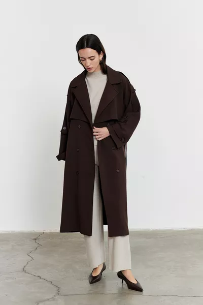 معطف ترنش نسائي واسع الحجم بطانة كتف مقاوم للرياح بلون القهوة المر