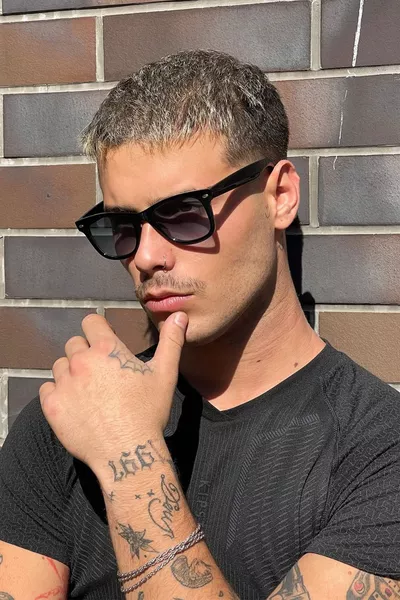 Occhiali da sole da uomo opachi neri modello Wayfarer con taglio diagonale