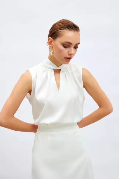 بلوز ساتان بتفاصيل ياقة - كريمي