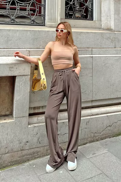 بنطال رياضي نسائي بحزام خصر مطاطي وشق جانبي بلون البيج الداكن