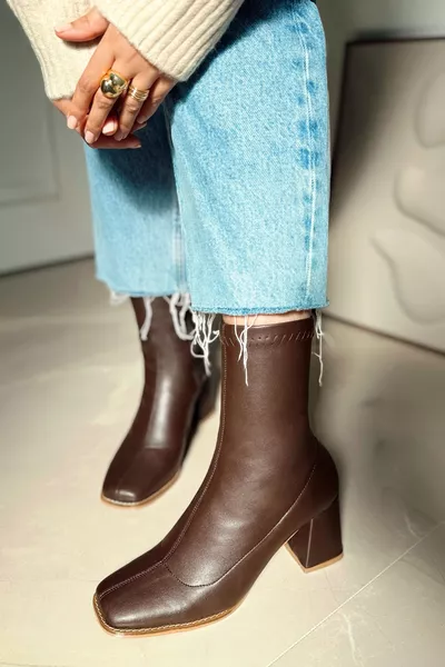 حذاء نسائي هارموني كاحلي متوسط الحجم بكعب وسحاب من الجلد الداكن مع مقدمة مربعة