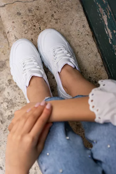 حذاء رياضي نسائي يومي برباط وسُمك عالي خفيف مستوحى من قاعدة الجنية البيضاء