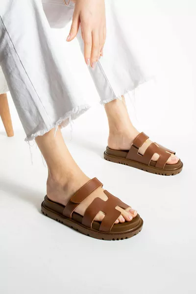 Дамски чехли с кафява анатомична стелка и лепенка (ПРОДУКТЪТ Е ОПТИМИЗИРАН)