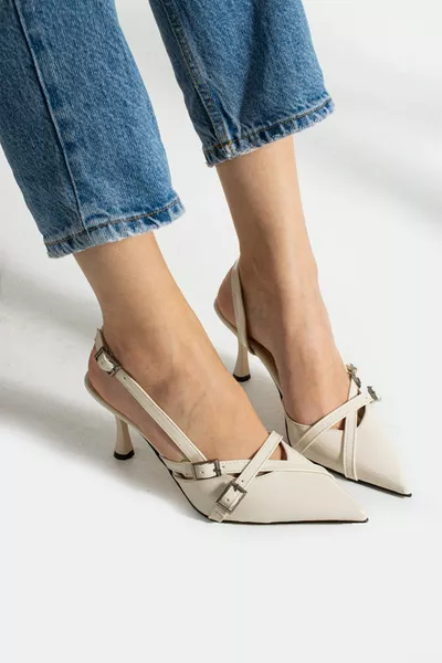 حذاء نسائي بكعب عالٍ من الجلد اللامع باللون الكريمي مع تفاصيل مشبك مزدوج