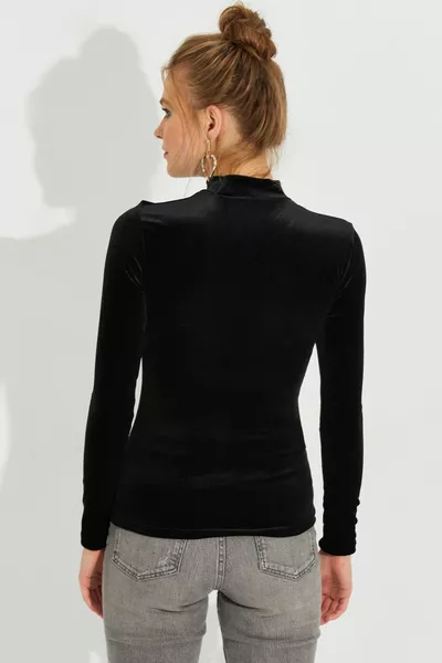 بلوزة مخملية سوداء نسائية 