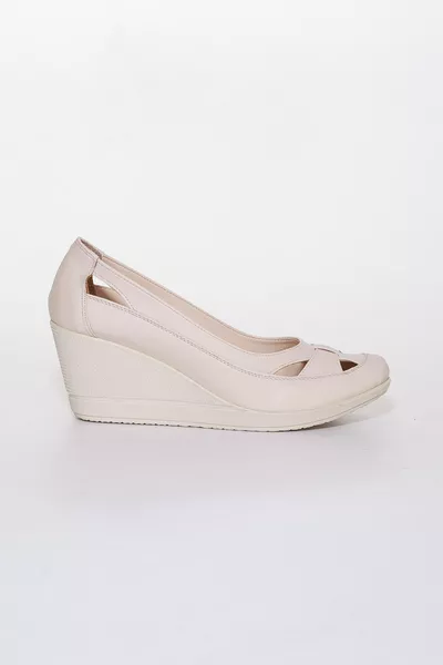 حذاء نسائي بكعب سميك للجوانب الاحترافية بلون بيج