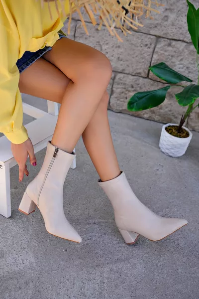 حذاء نسائي بيج من فينيسا بكعب متوسط وطرف مدبب