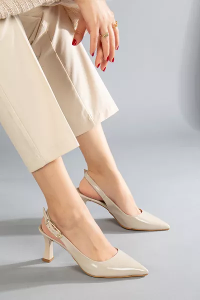 حذاء نسائي بكعب مدبب من الجلد البيج