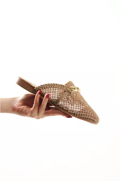 خفّاف نسائي يومي مريح مغلق من الأمام من القش للمهور بلون البيج