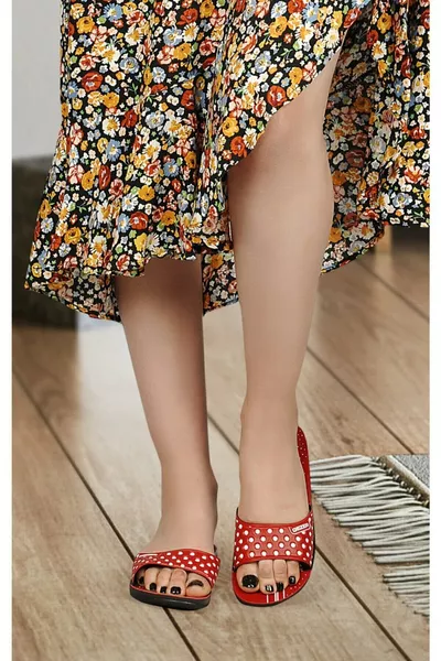 شباشب صيفية نسائية بنقاط مانعة للانزلاق