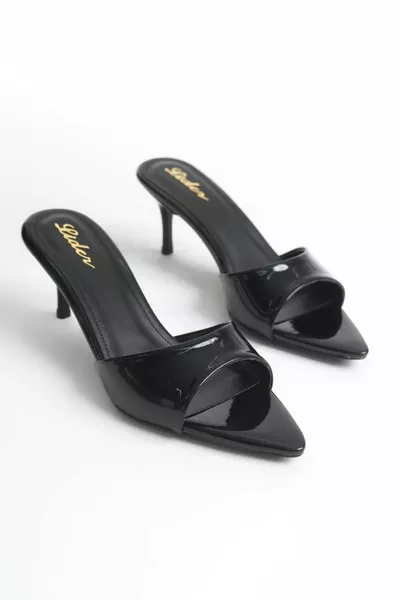 Дамски черни лакови сандали с тънък ток и остър връх