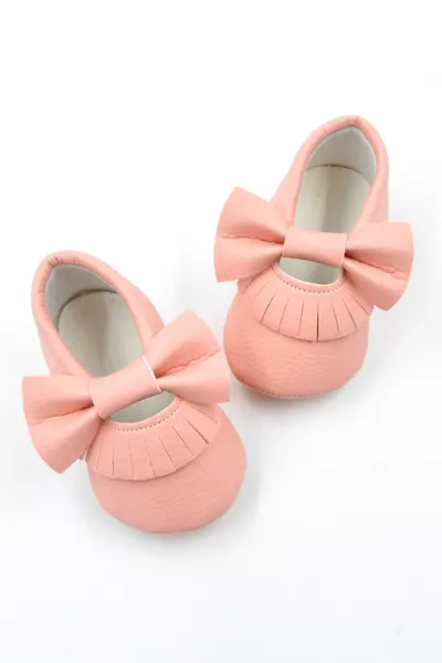 Детские туфельки с бантиком и кисточками пудрового цвета