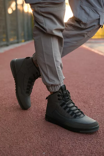 حذاء رياضي رجالي رمادي وأسود 