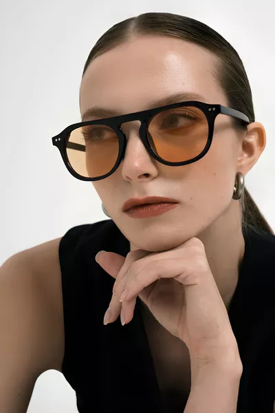 Occhiali da sole unisex grandi con montatura nera e lenti arancioni