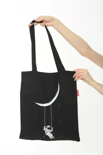 رائد فضاء يتأرجح شهريًا بحقيبة قماشية