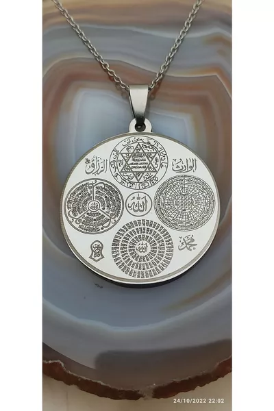 عقد معدني من جيلجيلوتيه يحمل الأسماء الألف والأحد لله