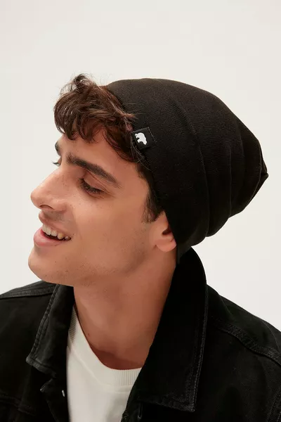 قبعة سوداء بسيطة