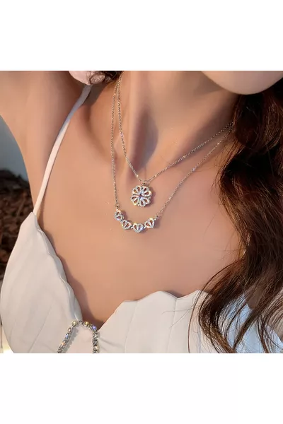 عقد ثلاثي القلوب من الفولاذ مع حجر الزركون وزهرة البرسيم قابلة للفتح والإغلاق بمغناطيس