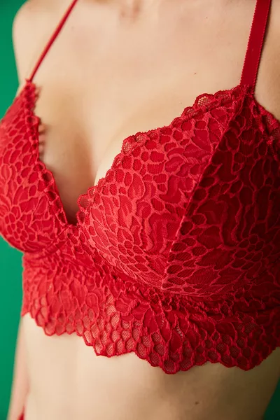 براalette بحمالات مع دانتيل أحمر