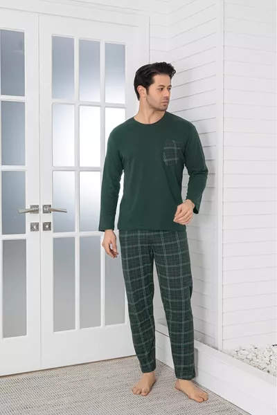 طقم بيجامة رجالي بطبعة مربعات جيب على الصدر وتفاصيل باللون الأخضر الداكن وأكمام طويلة