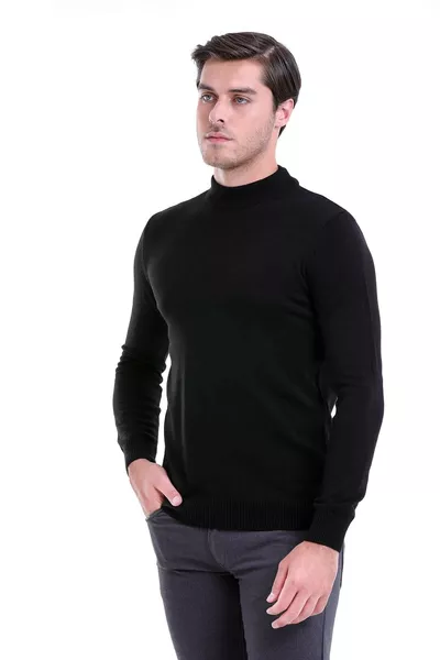 Maglione da uomo nero a taglio regolare con collo leggermente alto e mezza altezza