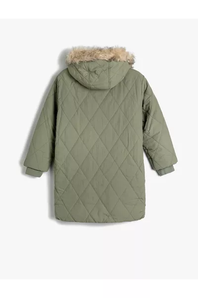 Cappotto lungo oversize trapuntato con cappuccio, dettagli in pelliccia sintetica, interno foderato in pelliccia, tasche con patta e zip