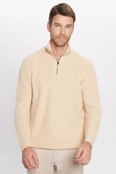 كنزة رجالية بقصّة ضيقة ضيقة، بياقة عالية وسحّاب باللون الكريمي