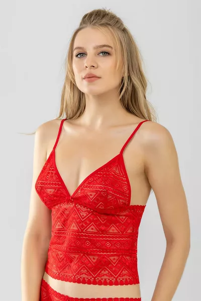 Bralette Rosso con Scollo a V Profondo in Pizzo e Spalline Sottili