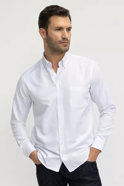 قميص رجالي أبيض بقصة كلاسيكية، قَصّة عادية، ياقة أوكسفورد، أزرار، جيوب، مطرز