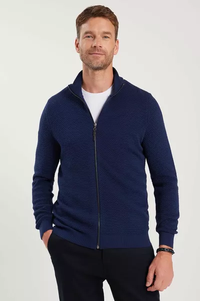 كارديغان رجالي باللون الأزرق الداكن، بقصة عادية، مناسبة، وياقة نصف سلحفاة بنقش وسحاب