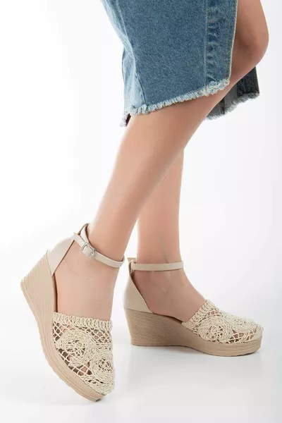 حذاء بكعب عالٍ جاهز بطانة وأسفل صلبة مع مشبك عند الكاحل باللون البيج
