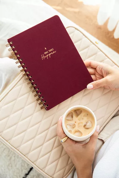 دفتر ملاحظات بحجم  بغلاف صلب وحبكة خطية بدون خطوط وبدون تاريخ، لون خمري