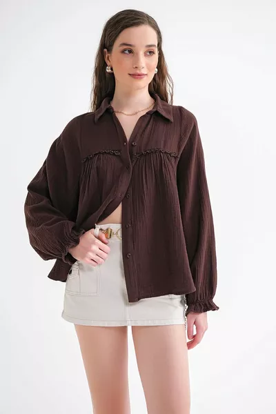 قميص نسائي من الموسلين بتفاصيل دانتيل باللون البني 