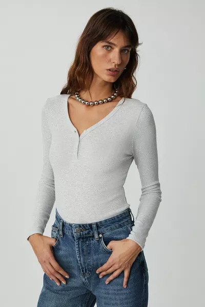 Оставшаяся женская блузка с длинными рукавами, V-образным вырезом и пуговицами, серый меланж